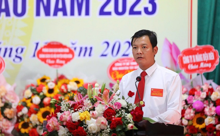 Đồng chí Lê Ngọc Hoàn, Chủ tịch Ủy ban nhân dân xã Pom Lót thông tin về quá trình nỗ lực thực hiện các tiêu chí xây dựng nông thôn mới nâng cao của cán bộ, nhân dân trong xã.