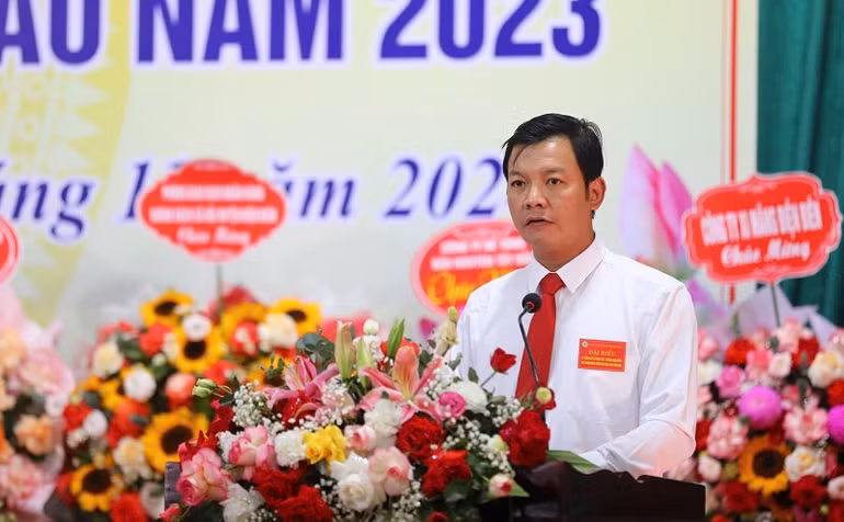 Đồng chí Lê Ngọc Hoàn, Chủ tịch Ủy ban nhân dân xã Pom Lót thông tin về quá trình nỗ lực thực hiện các tiêu chí xây dựng nông thôn mới nâng cao của cán bộ, nhân dân trong xã.