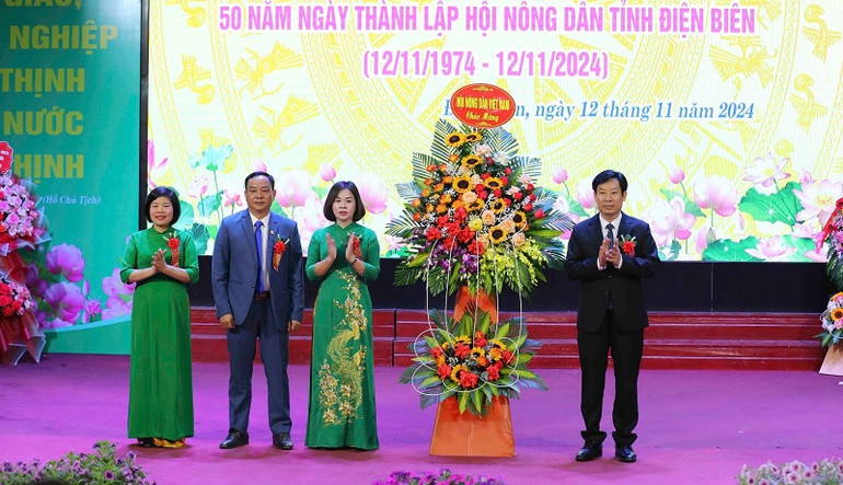 Đồng chí Nguyễn Xuân Định, Phó Chủ tịch Ban chấp hành Trung ương Hội Nông dân Việt Nam tặng hoa chúc mừng Hội Nông dân tỉnh Điện Biên.