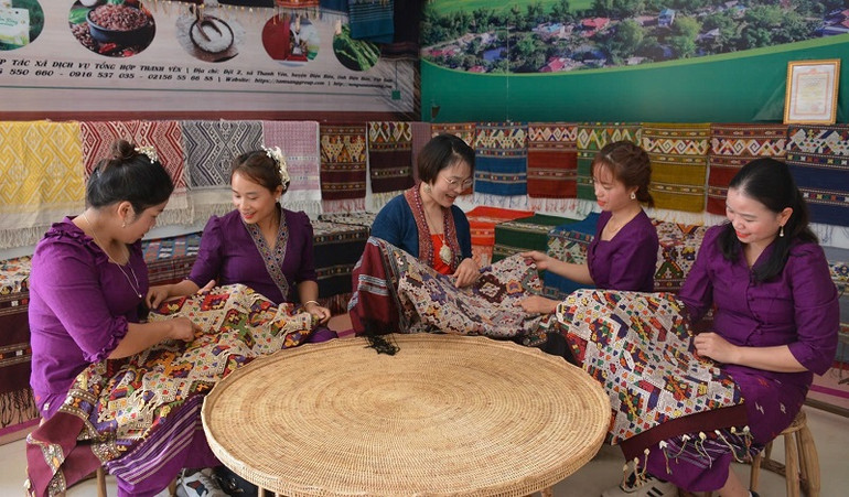 Các sản phẩm dệt của dân tộc Lào thường có hoa văn sặc sỡ, sắc nét.