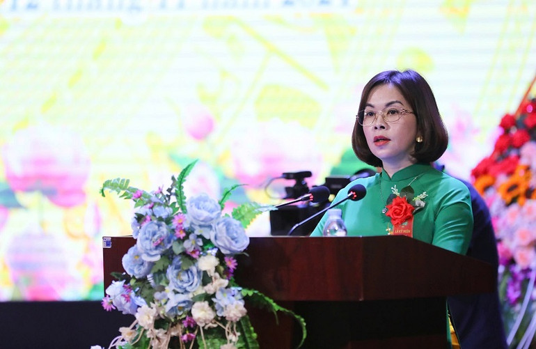 Bà Vàng Thị Bình, Chủ tịch Hội Nông dân tỉnh Điện Biên, ôn lại truyền thống Hội Nông dân tỉnh Điện Biên trong chặng đường 50 năm thành lập và phát triển.