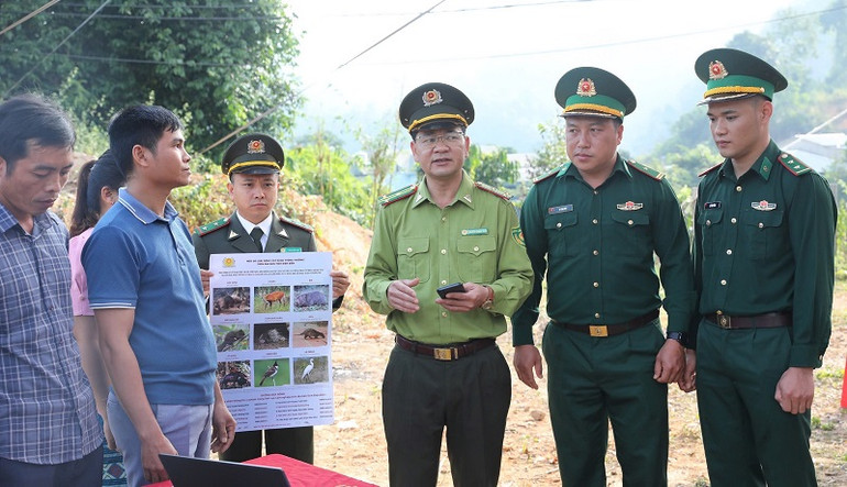 Lãnh đạo Chi cục Kiểm lâm tỉnh Điện Biên Biên cùng các đơn vị phối hợp thông tin về quy định bảo vệ rừng; cấm săn bắt động vật trong rừng.