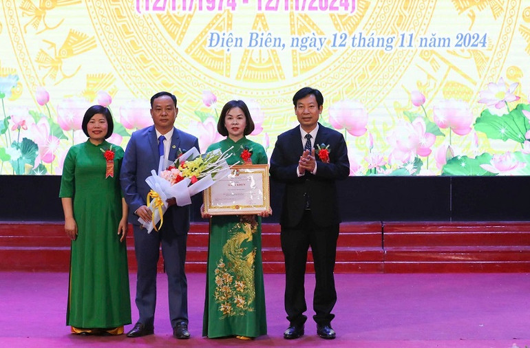 Đồng chí Nguyễn Xuân Định, Phó Chủ tịch Ban chấp hành Trung ương Hội Nông dân Việt Nam trao Bằng khen của Trung ương Hội Nông dân Việt Nam tặng Hội Nông dân tỉnh Điện Biên.