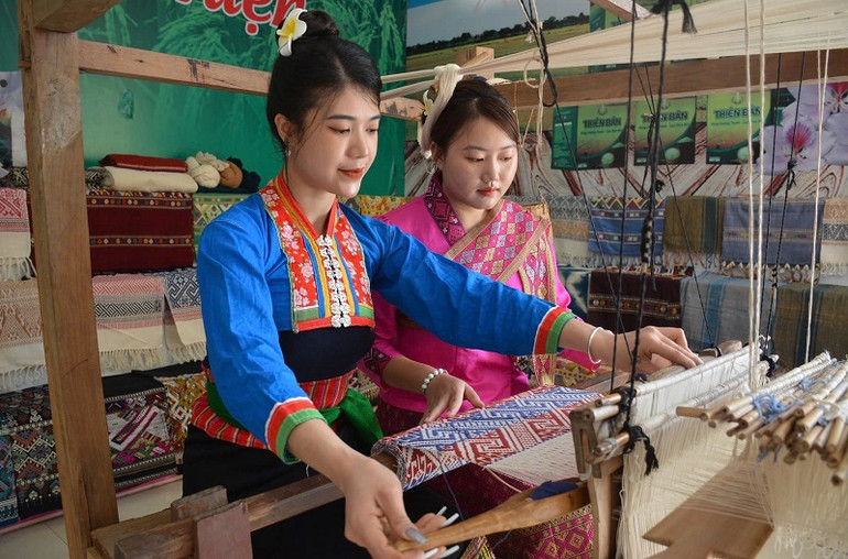 Phụ nữ dân tộc Lào bên khung dệt truyền thống của dân tộc.