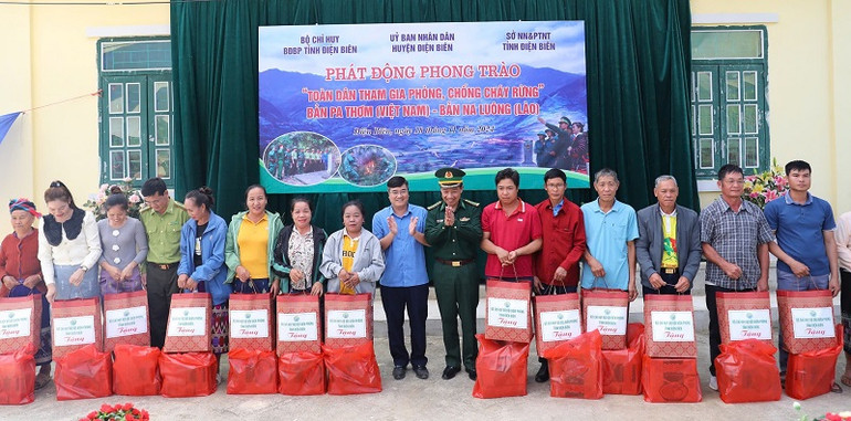 Lãnh đạo Bộ Chỉ huy Bộ đội Biên phòng tỉnh Điện Biên, lãnh đạo Ủy ban nhân dân huyện Điện Biên trao quà tặng các gia đình trong khu vực biên giới Việt-Lào.