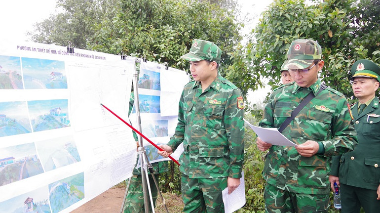 Đoàn công tác liên ngành hai tỉnh khảo sát các vị trí xây dựng trên thực địa. Đoàn công tác liên ngành hai tỉnh khảo sát các vị trí xây dựng trên thực địa.