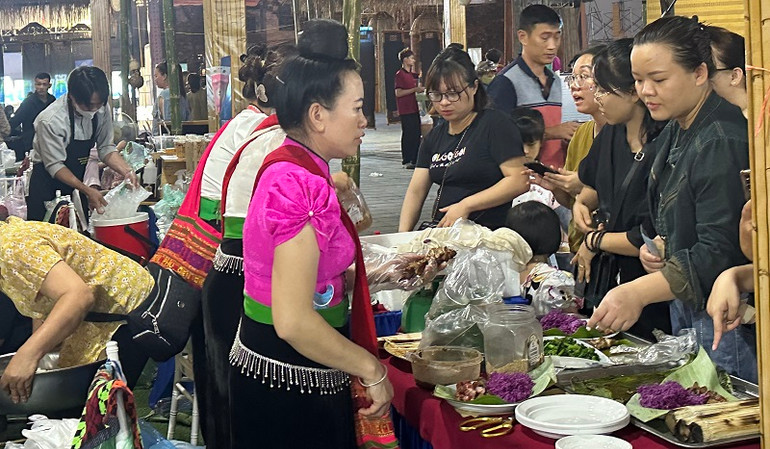 Các gian hàng ẩm thực của đồng bào dân tộc Thái Tây Bắc thu hút khá đông du khách tham quan thưởng thức.