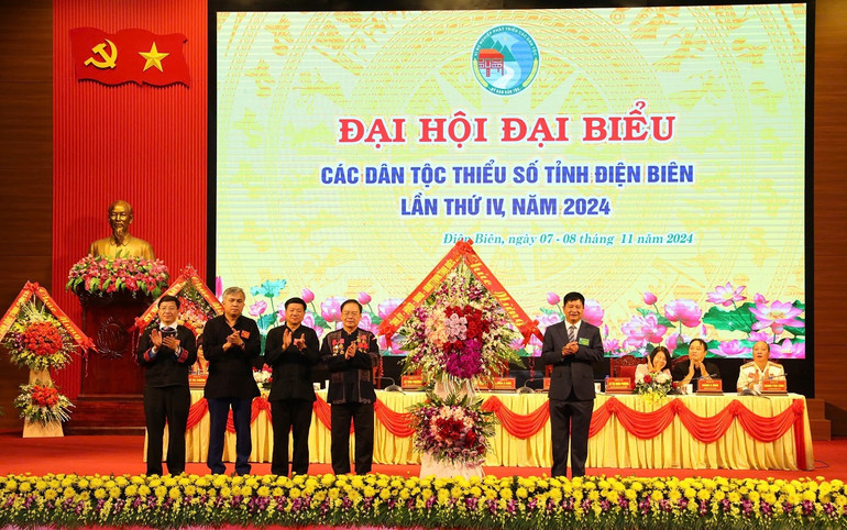 Đồng chí Lê Thành Đô, Chủ tịch Ủy ban nhân dân tỉnh Điện Biên trao lẵng hoa của Tỉnh ủy, Hội đồng nhân dân, Ủy ban nhân dân và Ủy ban Mặt trận Tổ quốc tỉnh Điện Biên chúc mừng đại hội.