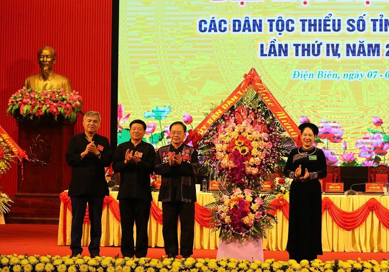 Đồng chí Nông Thị Hà,Thứ trưởng, Phó Chủ nhiệm Ủy ban Dân tộc tặng hoa chúc mừng Đại hội Đại biểu các dân tộc thiểu số tỉnh Điện Biên lần thứ 4.
