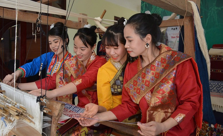 Thiếu nữ dân tộc Lào huyện Điện Biên và huyện Điện Biên Đông bên khung dệt.