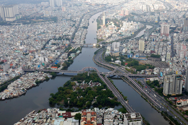 Cầu Nguyễn Văn Cừ, đại lộ Võ Văn Kiệt nhìn từ trên cao. Cầu Nguyễn Văn Cừ, đại lộ Võ Văn Kiệt nhìn từ trên cao.