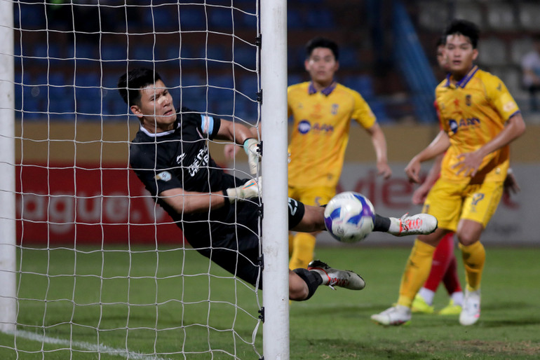 Một pha hãm thành của CLB Sông Lam Nghệ An.