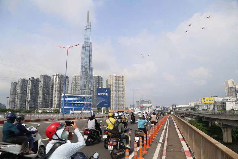 Các biên đội bay qua thành phố trong sự chứng kiến của đông đảo người dân. Các biên đội bay qua thành phố trong sự chứng kiến của đông đảo người dân.