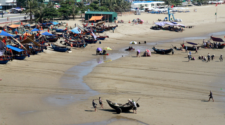 Bao năm qua, làng nước mắm nằm cạnh làng chài, tiện khai tác nguồn nguyên liệu tươi ngon.
