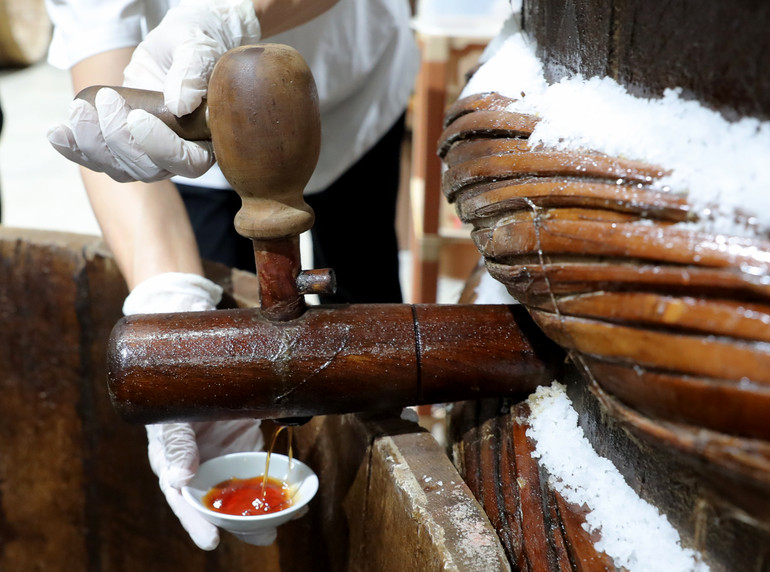 Nước mắm nguyên cốt có độ sánh với hương vị đậm đà và độ đạm cao.