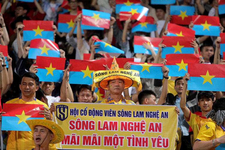 Tình yêu bóng đá hòa cùng tình yêu Tổ quốc.