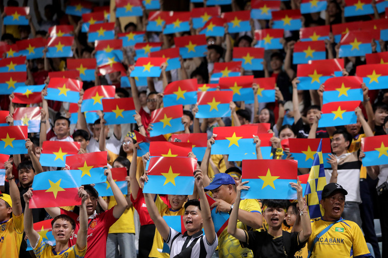 Tạo nên không khí sối động đầy cảm xúc trên khán đài.