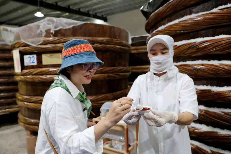 Khách tham quan hào hứng nếm thử vị mắm đã làm nên thương hiệu biển và người Khúc Phụ.