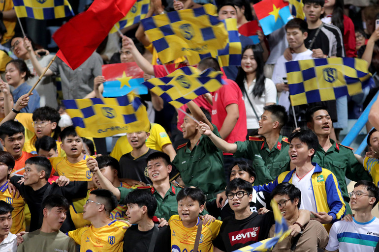 Cùng "nối vòng tay lớn" trên khán đài.