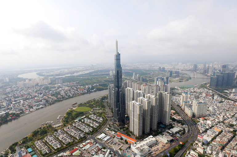 Tòa nhà Landmark 81 sừng sững bên sông Sài Gòn. Tòa nhà Landmark 81 sừng sững bên sông Sài Gòn.