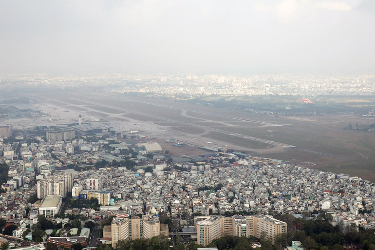 Cảng hàng không quốc tế Tân Sơn Nhất dừng các chuyến bay khi biên đội bay qua. Cảng hàng không quốc tế Tân Sơn Nhất dừng các chuyến bay khi biên đội bay qua.