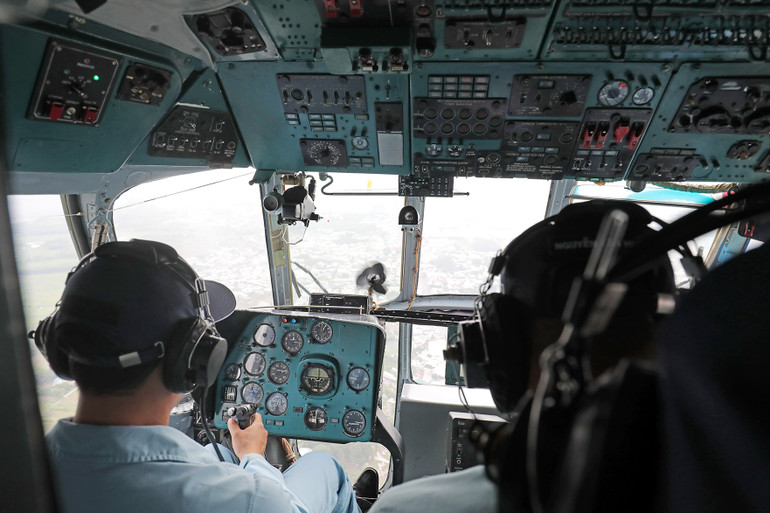 Để duy trì đội hình bay với cự ly chính xác trong suốt hành trình, các phi công phải dồn toàn bộ sự tập trung và kỹ năng điều khiển vào từng khoảnh khắc. Để duy trì đội hình bay với cự ly chính xác trong suốt hành trình, các phi công phải dồn toàn bộ sự tập trung và kỹ năng điều khiển vào từng khoảnh khắc.