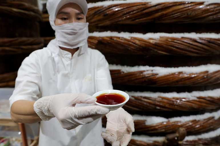 Nước mắm đủ độ ngon sẽ sánh màu hổ phách.