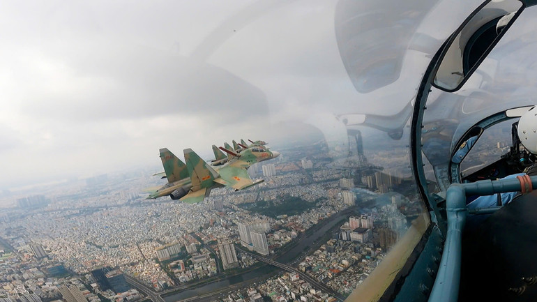 Thành phố nhìn từ buồng lái tiêm kích Su-30 MK2. Thành phố nhìn từ buồng lái tiêm kích Su-30 MK2.