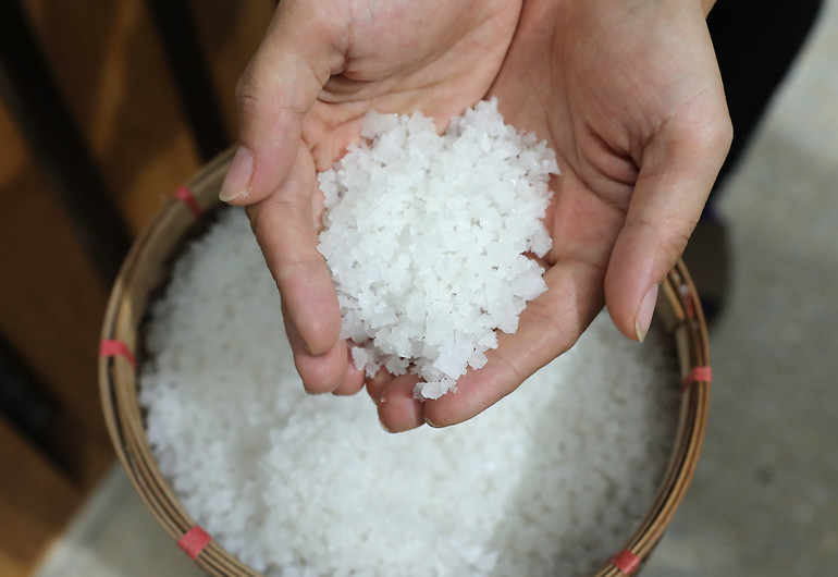 Muối hạt tinh khiết được làm sạch sẽ, lọc bỏ hết sạn, rác, tạp chất.