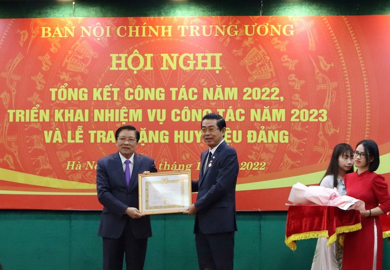 Đồng chí Phan Đình Trạc trao tặng đồng chí Võ Văn Dũng Huy hiệu 40 năm tuổi Đảng.