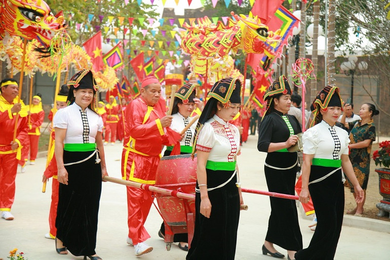 Nhân dân các dân tộc huyện Điện Biên rước trống khai hội Thành Bản Phủ.