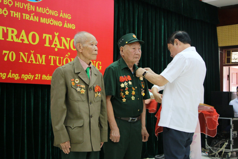 Đồng chí Trần Quốc Cường, Bí thư Tỉnh ủy Điện Biên trao Huy hiệu 70 năm tuổi đảng cho 2 chiến sĩ Điện Biên năm xưa là ông Nguyễn Công Nuôi và ông Hoàng Hải Đảo.