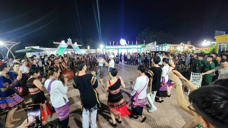 Nhân dân và du khách về Điện Biên chung vui các hoạt động văn hóa tại Lễ khai mạc triển lãm.