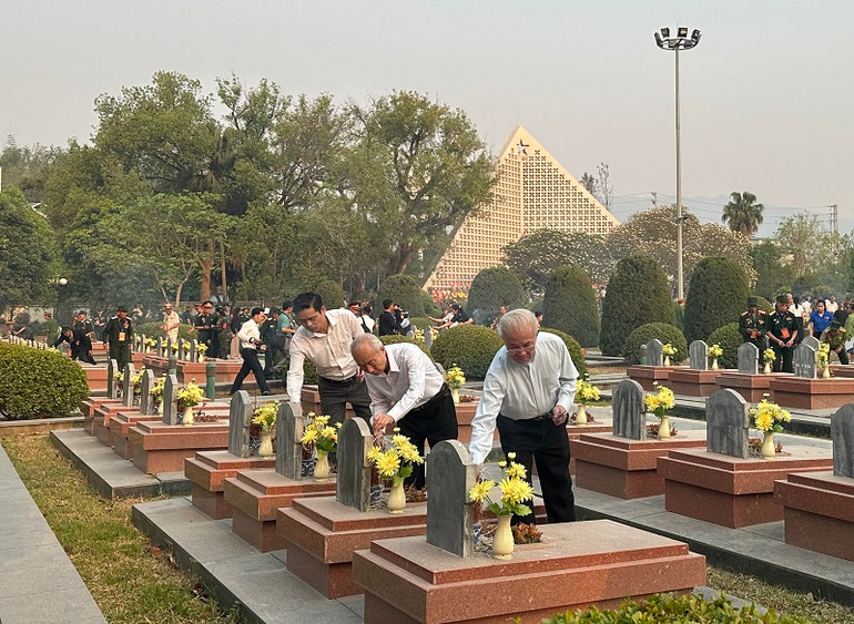 Đồng chí Huỳnh Đảm thắp hương trên từng phần mộ liệt sĩ trong nghĩa trang liệt sĩ A1. Đồng chí Huỳnh Đảm thắp hương trên từng phần mộ liệt sĩ trong nghĩa trang liệt sĩ A1.