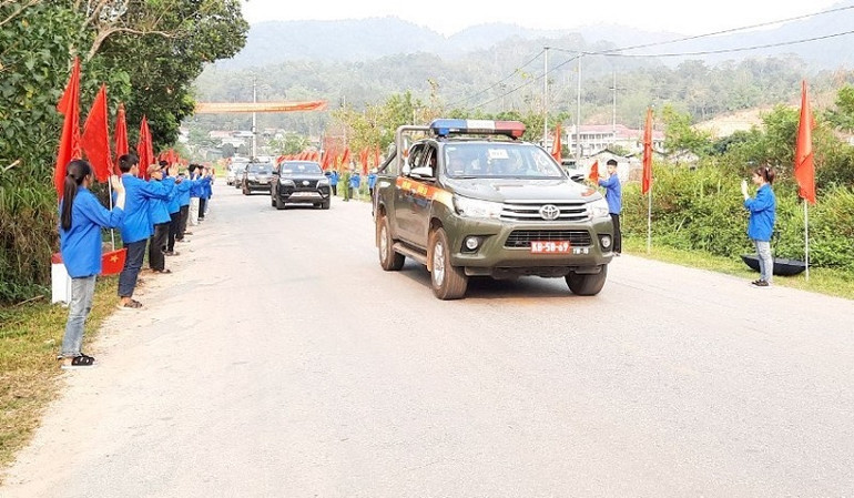 Trên mỗi chặng đường các đoàn diễu binh, diễu hành đi qua đều nhận được sự chào đón nồng hậu của nhân dân các dân tộc tỉnh Điện Biên.