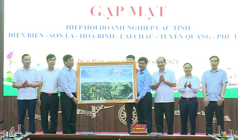 Đồng chí Lê Thành Đô, Chủ tịch Ủy ban nhân dân tỉnh Điện Biên đón nhận quà lưu niệm do lãnh đạo Hiệp hội 6 tỉnh Tây Bắc trao tặng.