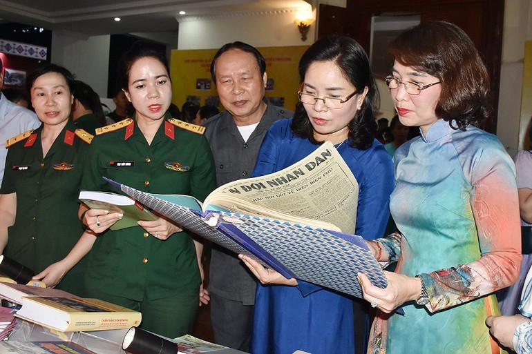 Đại biểu tham quan sách, tài liệu trưng bày trong khuôn khổ hoạt động của liên hoan.