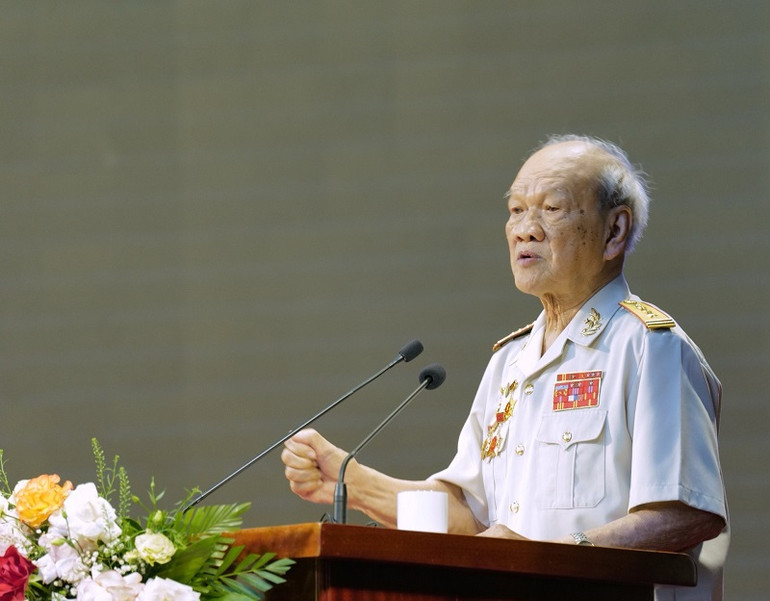 Đại tá Nguyễn Hữu Tài, nguyên Chủ nhiệm Chính trị, Trung đoàn 209, Đại đoàn 312 trong Chiến dịch Điện Biên Phủ, xúc động khi kể lại những tháng ngày cùng đồng đội anh dũng chiến đấu trong Chiến dịch Điện Biên Phủ.