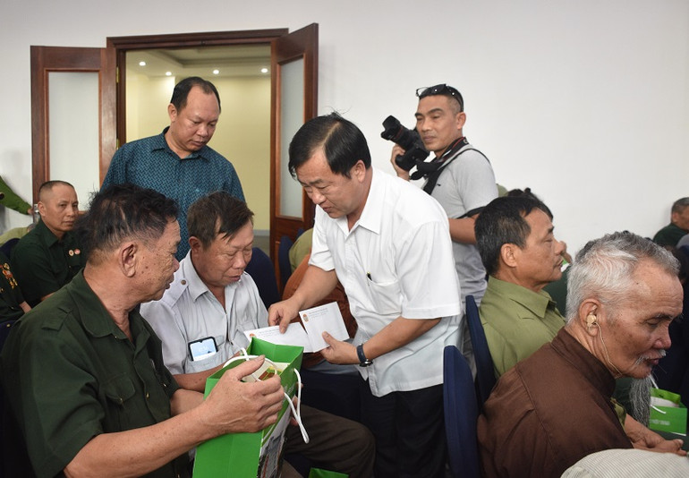 Đồng chí Vừ A Bằng, Phó Chủ tịch Ủy ban nhân dân tỉnh Điện Biên trao quà tặng các gia đình chính sách tại Điện Biên.