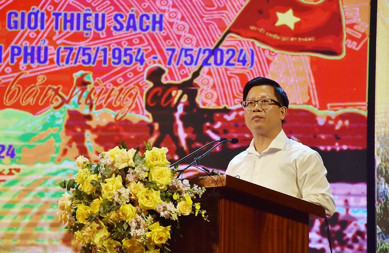 Đồng chí Phạm Đức Toàn, Phó Chủ tịch Ủy ban nhân dân tỉnh Điện Biên chào mừng các đại biểu về Điện Biên tham dự liên hoan.