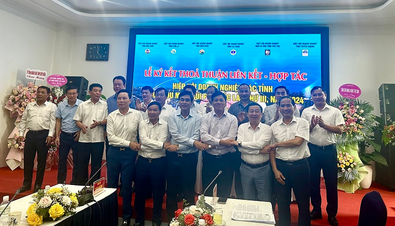 Các đồng chí lãnh đạo Hiệp hội doanh nghiệp 6 tỉnh cam kết sẽ đồng hành hỗ trợ doanh nghiệp các tỉnh trong tháo gỡ khó khăn và hoạch định kế hoạch sản xuất, kinh doanh.