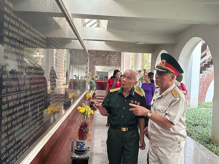 Những người lính tìm gọi tên đồng đội...