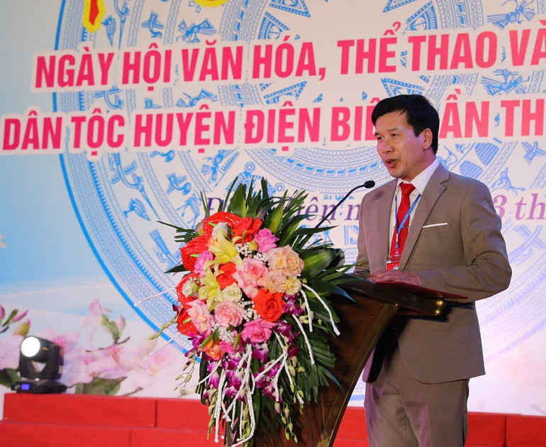 Lãnh đạo Ủy ban nhân dân huyện Điện Biên phát biểu chào mừng các diễn viên, nghệ nhân, nhân dân, du khách về tham dự ngày hội.