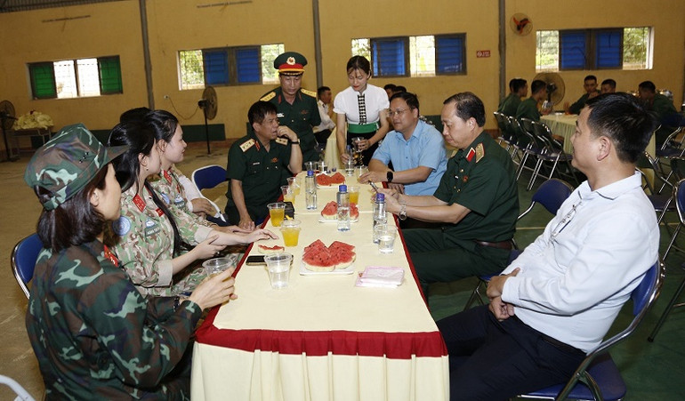 Đồng chí Nguyễn Tiến Đạt, Bí thư Huyện ủy Mường Ảng cùng cán bộ, nhân dân huyện chào đón, động viên cán bộ, chiến sĩ các lực lượng tham gia diễu binh, diễu hành.