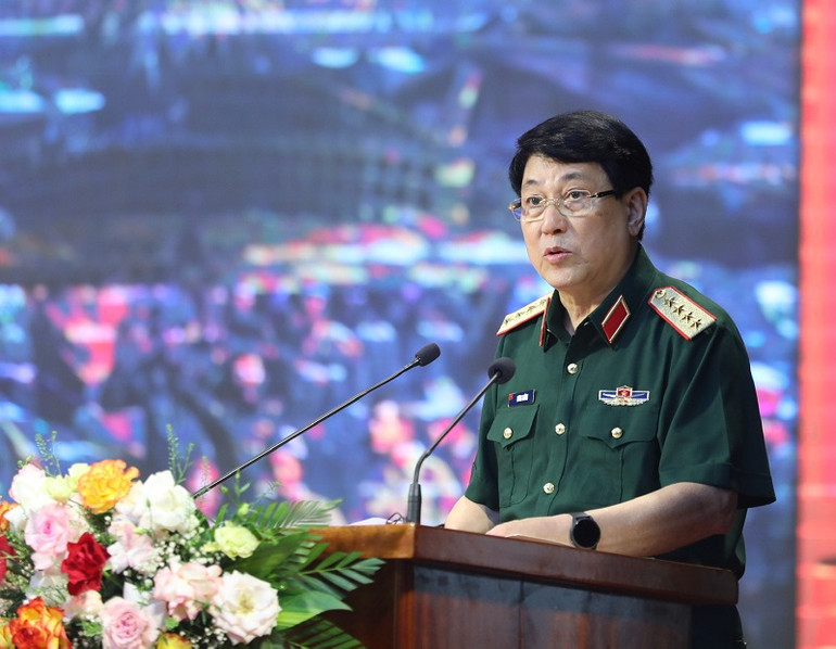 Đại tướng Lương Cường, Ủy viên Bộ Chính trị, Ủy viên Thường vụ Quân ủy Trung ương - Chủ nhiệm Tổng cục Chính trị Quân đội nhân dân Việt Nam phát biểu tại hội thảo.