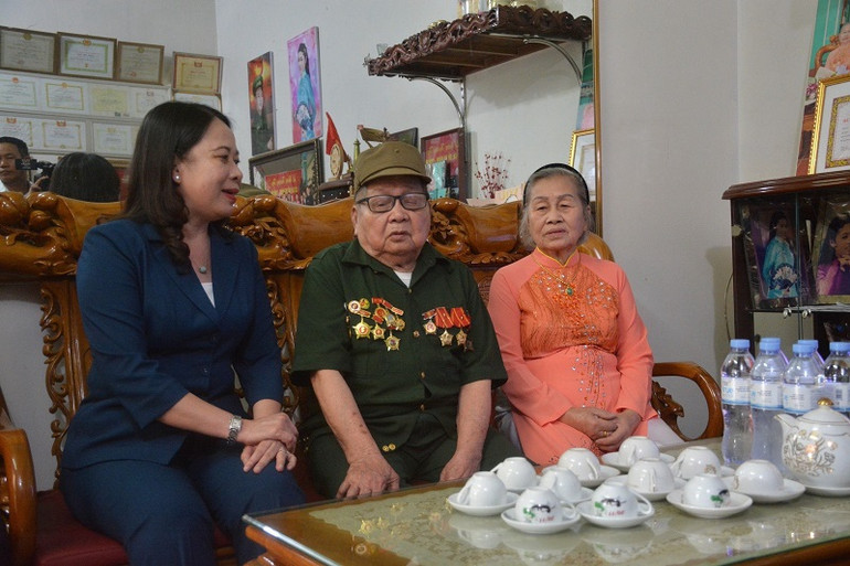 Đồng chí Võ Thị Ánh Xuân, thăm hỏi, động viên chiến sĩ Điện Biên Nguyễn Hữu Chấp ở phường Him Lam, thành phố Điện Biên Phủ. Đồng chí Võ Thị Ánh Xuân, thăm hỏi, động viên chiến sĩ Điện Biên Nguyễn Hữu Chấp ở phường Him Lam, thành phố Điện Biên Phủ.