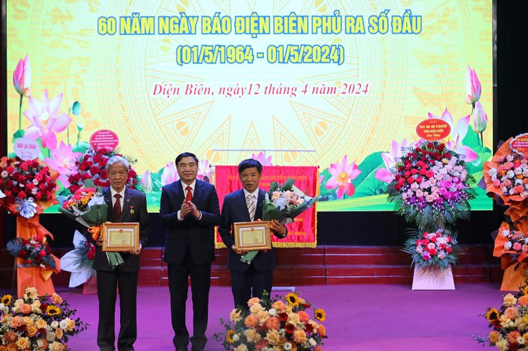 Đồng chí Trần Quốc Cường, Ủy viên Trung ương Đảng, Bí thư Tỉnh ủy Điện Biên trao Kỷ niệm chương vì sự nghiệp phát triển tỉnh Điện Biên cho hai đồng chí lãnh đạo và nguyên lãnh đạo Báo Điện Biên Phủ. Đồng chí Trần Quốc Cường, Ủy viên Trung ương Đảng, Bí thư Tỉnh ủy Điện Biên trao Kỷ niệm chương vì sự nghiệp phát triển tỉnh Điện Biên cho hai đồng chí lãnh đạo và nguyên lãnh đạo Báo Điện Biên Phủ.