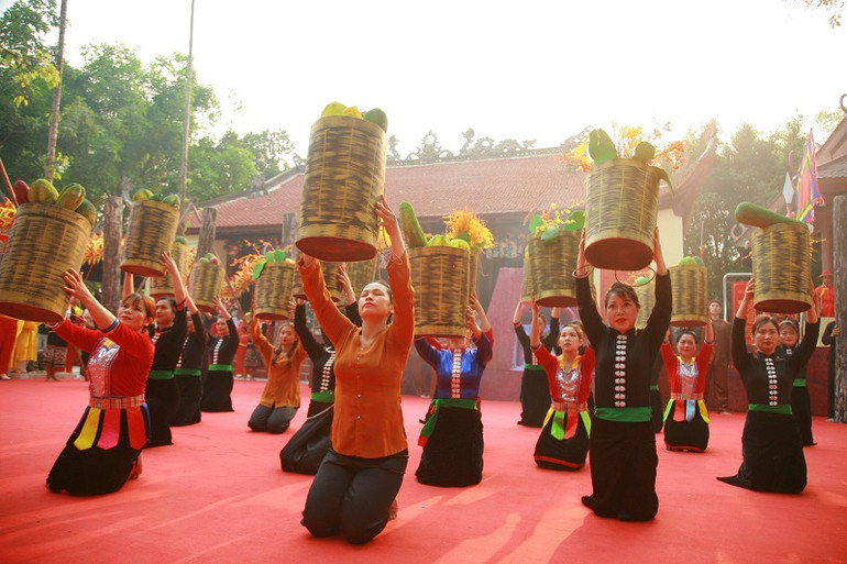 Tiết mục múa hát chào mừng Lễ khai hội Thành Bản Phủ do nhân dân, nghệ nhân huyện Điện Biên trình diễn.