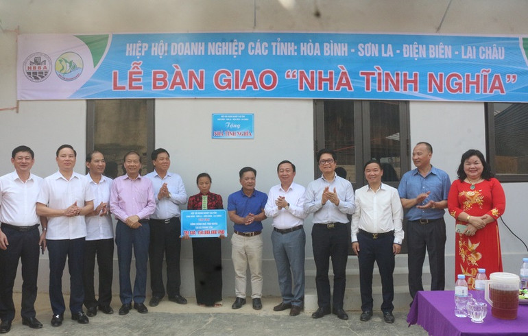 Đoàn doanh nghiệp Hiệp hội 6 tỉnh Tây Bắc và chính quyền địa phương trao nhà tình nghĩa tặng hộ nghèo hoàn cảnh đặc biệt khó khăn ở xã Thanh Yên, huyện Điện Biên.