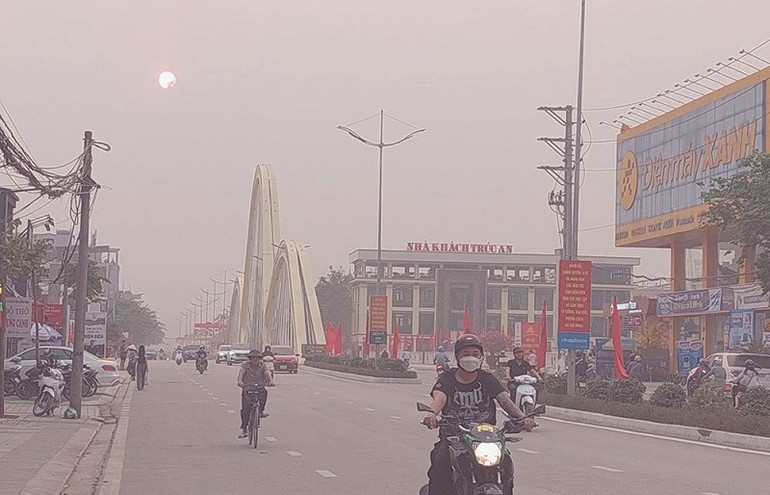 Sáng 7/4, thời tiết tại Điện Biên vẫn xấu do hiện tượng mù khô. Sáng 7/4, thời tiết tại Điện Biên vẫn xấu do hiện tượng mù khô.